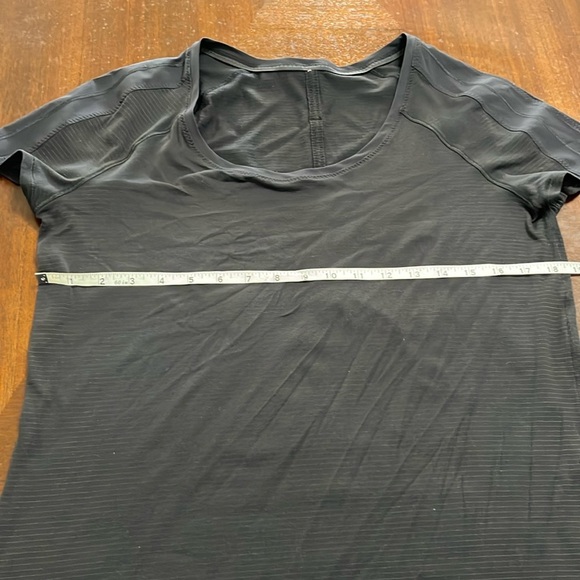 Lululemon women’s short sleeve top - Picture 7 of 10